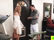 金发性感少女被困在门里时得到了一只公鸡