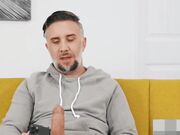 猛男用大鸡巴诱惑荡妇打炮颜射