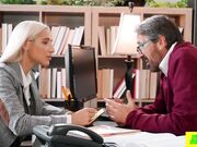 白发研究生用身体引诱她的教授获得额外学分