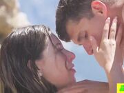 火辣的海岸救援队女郎海边与落水者的性爱