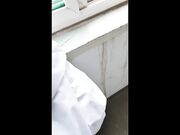 楼道刺激站炮 媳妇趴在窗口看着外面
