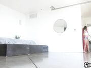 好奇的继女秋福尔斯想看看她的继父鸡巴到底有多大